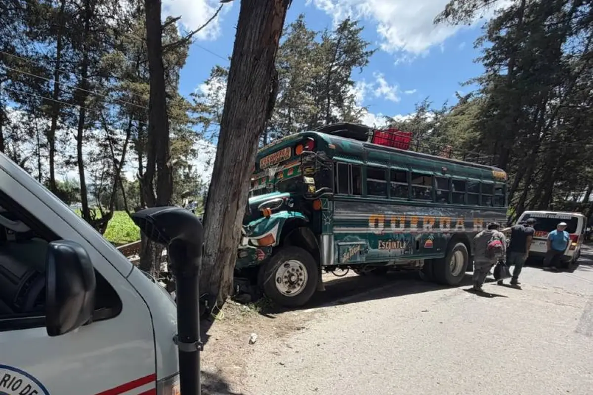 El bus impactó contra un árbol en Quiché., Bomberos Voluntarios