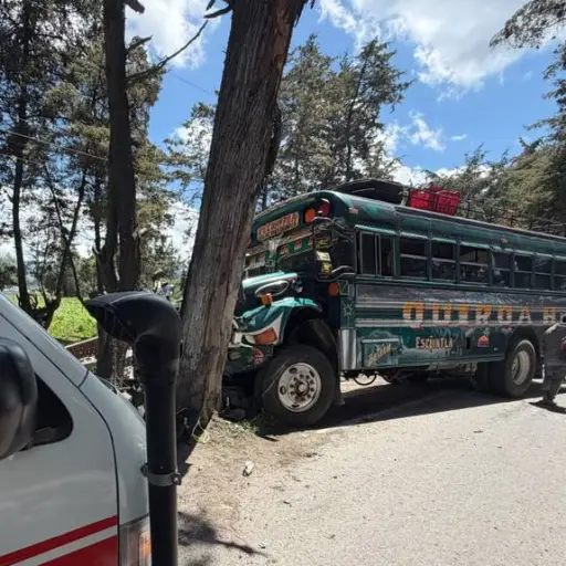 El bus impactó contra un árbol en Quiché. ,Bomberos Voluntarios