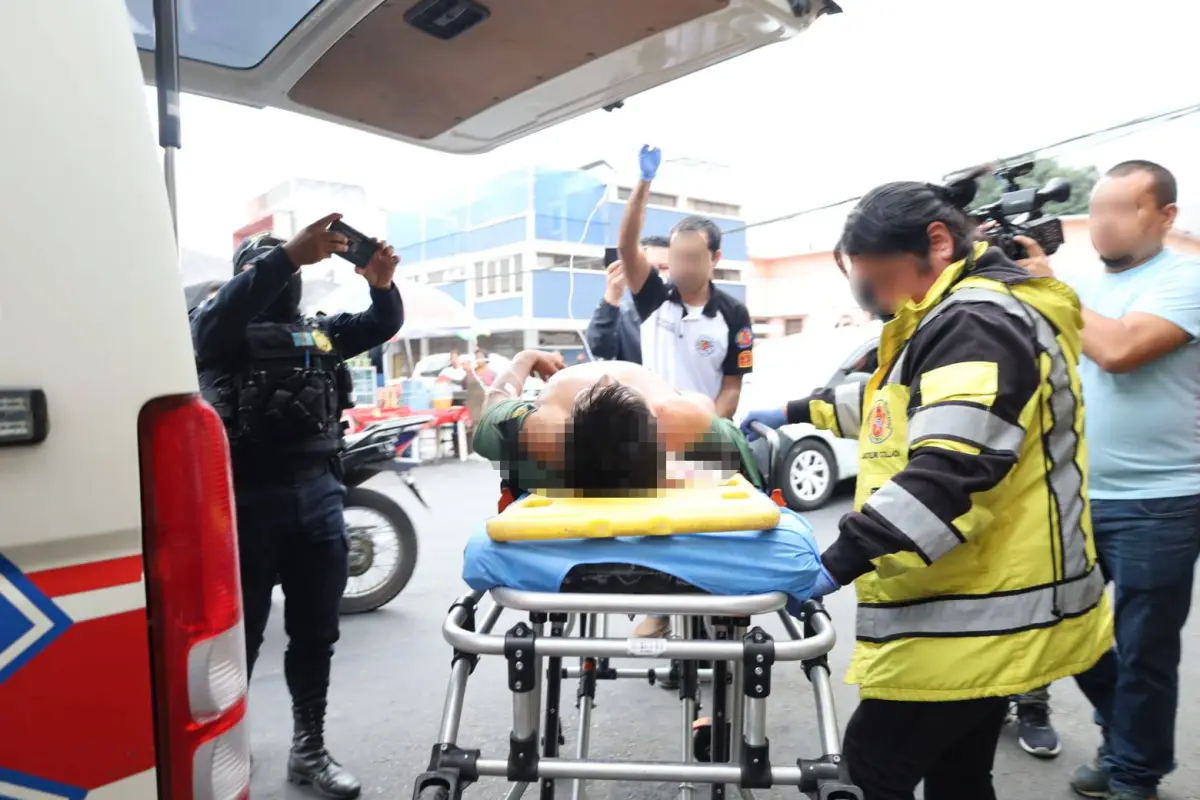 El presunto pandillero fue trasladado a un centro asistencial tras resultar herido en el incidente en zona 18., Bomberos Voluntarios