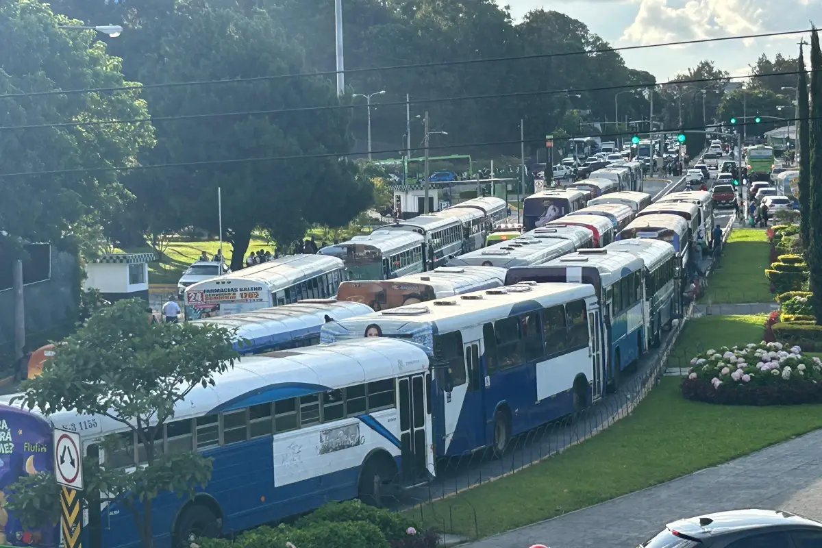Integrantes de la Cámara de Transportistas Urbanos e Interurbanos de Guatemala realizaron una movilización en la Ciudad de Gualtemala el martes, 28 de julio de 2026, para pronunciarse por el alza a los combustibles. , Omar Solís/Emisoras Unidas