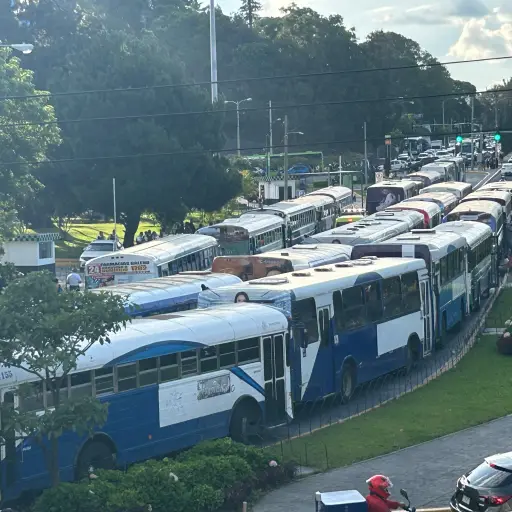 Integrantes de la Cámara de Transportistas Urbanos e Interurbanos de Guatemala realizaron una movilización en la Ciudad de Gualtemala el martes, 28 de julio de 2026, para pronunciarse por el alza a los combustibles.  ,Omar Solís/Emisoras Unidas