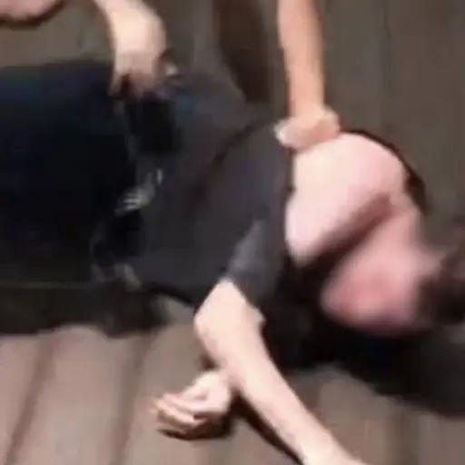 Video muestra cómo influencer es derribado por una mujer tras un altercado durante una transmisión en Sri Lanka. ,Redes sociales. 