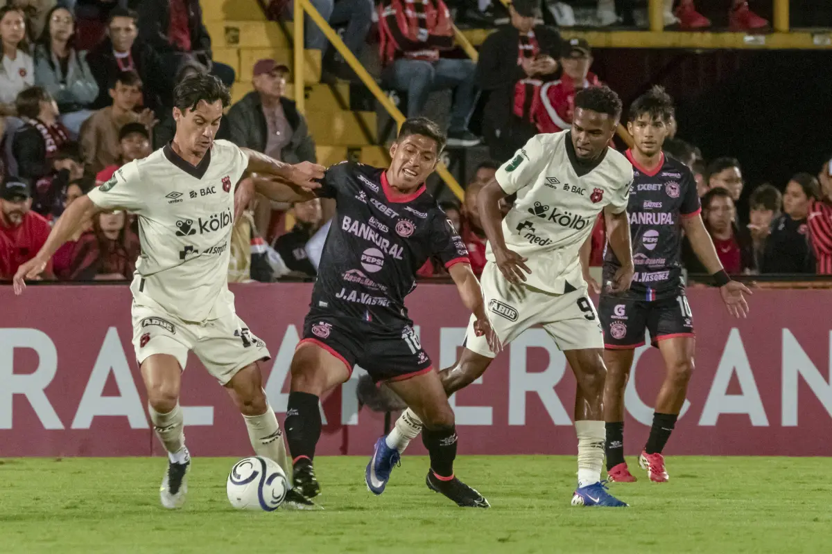 Acción de juego entre Alajuelense vs. Xelajú por la Copa Centroamericana 2026