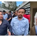 Los exlíderes indígenas Luis Pacheco (i) y Héctor Chaclán (c); y el periodista José Rubén Zamora (d). ,