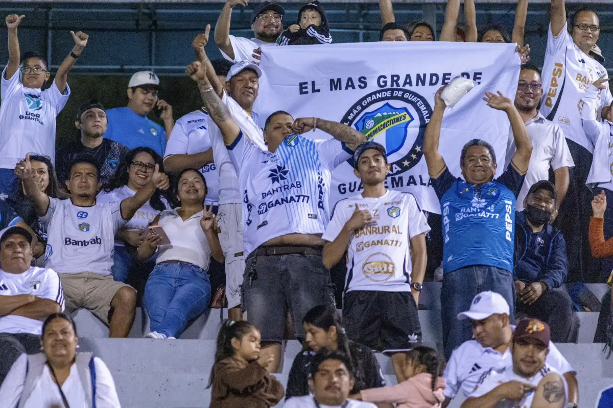 Afición de Comunicaciones en el Estadio Cementos Progreso - Comunicaciones FC