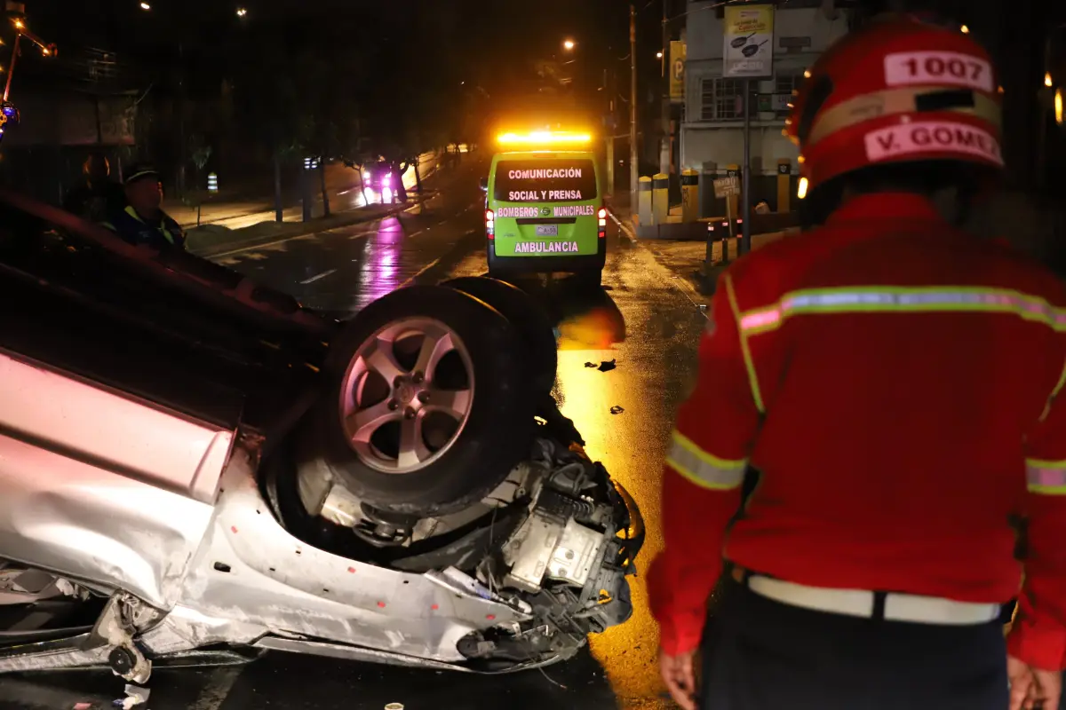 Uno de los accidentes de tránsito ocurrió en la zona 2 de la Ciudad de Guatemala., Bomberos Municipales.