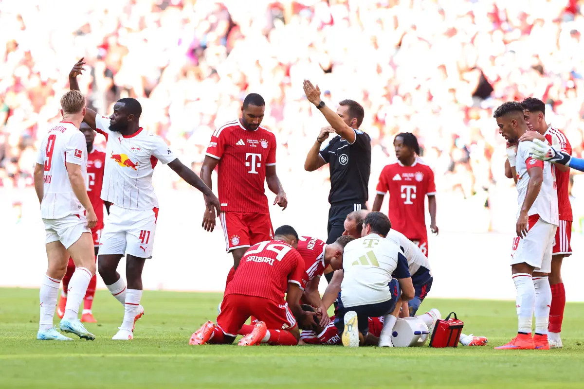 Jamal Musiala es atendido por cuerpo médico tras desvanecerse durante un juego ante RB Leipzig