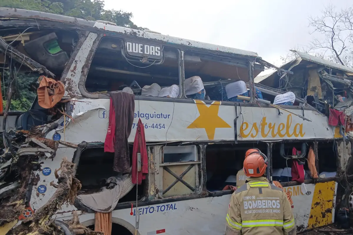Fotografía cedida por el Cuerpo de Bomberos de Río de Janeiro donde se observa un autobús accidentado que dejo al menos 10 personas muertas y varias heridas a la altura de la ciudad de Petrópolis, en la sierra del estado de Río de Janeiro (Brasil),  EFE/ Cuerpo de Bomberos Río de Janeiro
