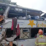 Fotografía cedida por el Cuerpo de Bomberos de Río de Janeiro donde se observa un autobús accidentado que dejo al menos 10 personas muertas y varias heridas a la altura de la ciudad de Petrópolis, en la sierra del estado de Río de Janeiro (Brasil) , EFE/ Cuerpo de Bomberos Río de Janeiro

