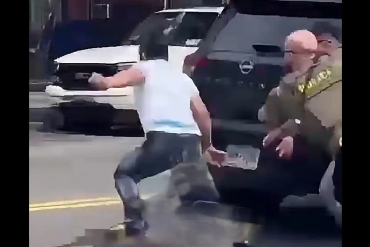 El guatemalteco fue captado en video, en el momento preciso en que escapó de los agentes de ICE., Captura de pantalla.