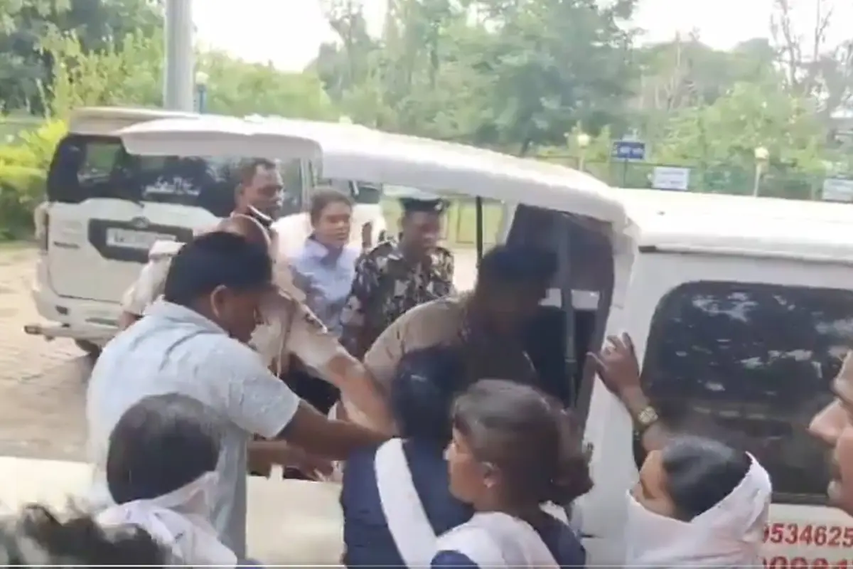 Estampida en templo de India deja siete muertos y varios heridos durante celebración religiosa., Captura de pantalla video de X.