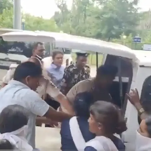 Estampida en templo de India deja siete muertos y varios heridos durante celebración religiosa. ,Captura de pantalla video de X.