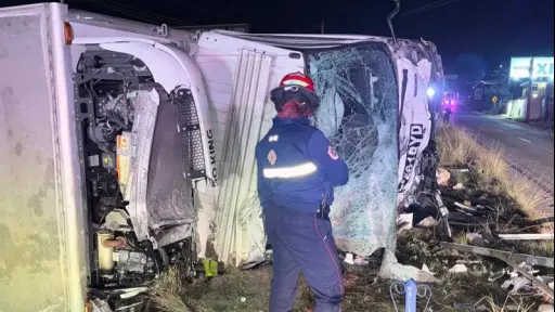 Camiones chocan en ruta Interamericana; piloto es rescatado con equipo hidráulico