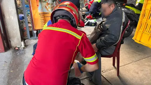 Los socorristas atendieron a los dos pacientes heridos de bala en zona 9. ,Bomberos Municipales