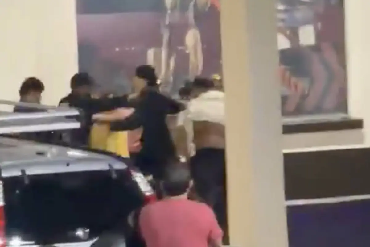 Violenta riña entre jóvenes queda grabada en una plaza comercial de Villa Canales., Captura de pantalla video de X.