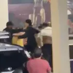 Violenta riña entre jóvenes queda grabada en una plaza comercial de Villa Canales. ,Captura de pantalla video de X.