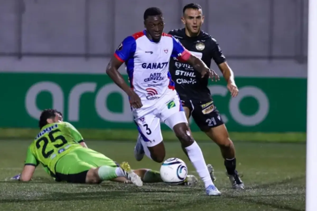 Acción de juego entre Firpo y Diriangén por Copa Centroamericana 2026