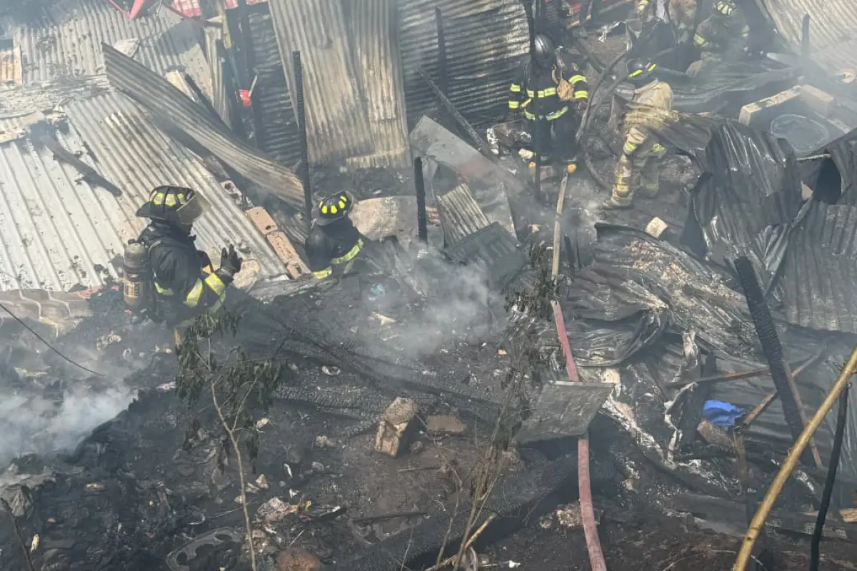 Área donde cinco viviendas fueron consumidas por un incendio en la zona 3 capitalina., Bomberos Voluntarios