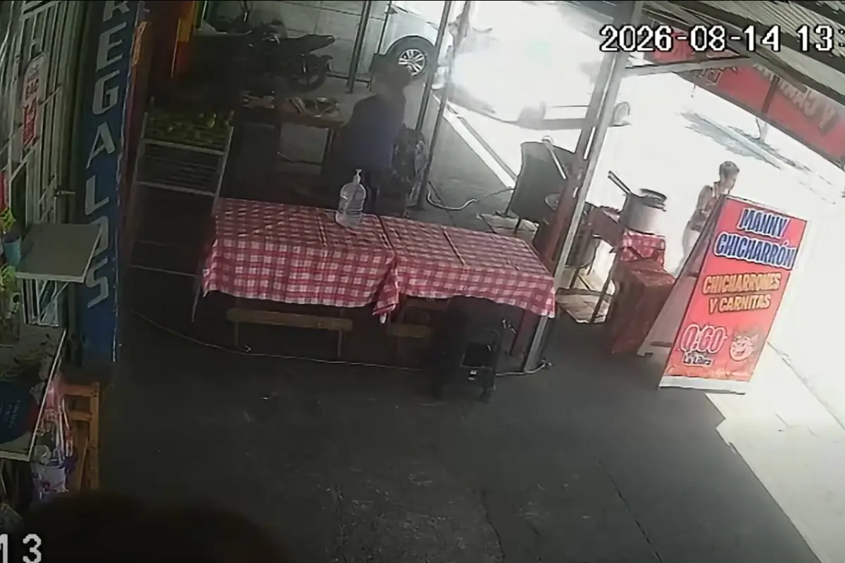 Una cámara de vigilancia captó el accidente en el bulevar principal de Ciudad Quetzal., Captura de pantalla