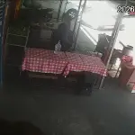 Una cámara de vigilancia captó el accidente en el bulevar principal de Ciudad Quetzal. ,Captura de pantalla