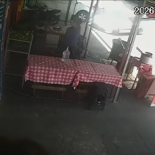 Una cámara de vigilancia captó el accidente en el bulevar principal de Ciudad Quetzal. ,Captura de pantalla