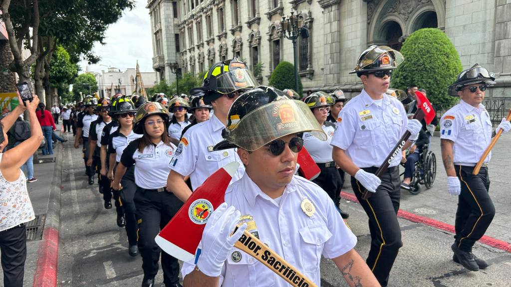 Bomberos Voluntarios celebran desfile por su 75 aniversario | Omar Solis