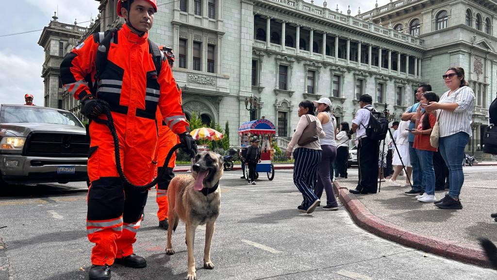 Bomberos Voluntarios celebran desfile por su 75 aniversario | Omar Solis