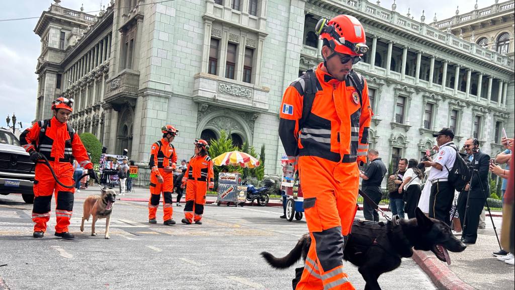 Bomberos Voluntarios celebran desfile por su 75 aniversario | Omar Solis