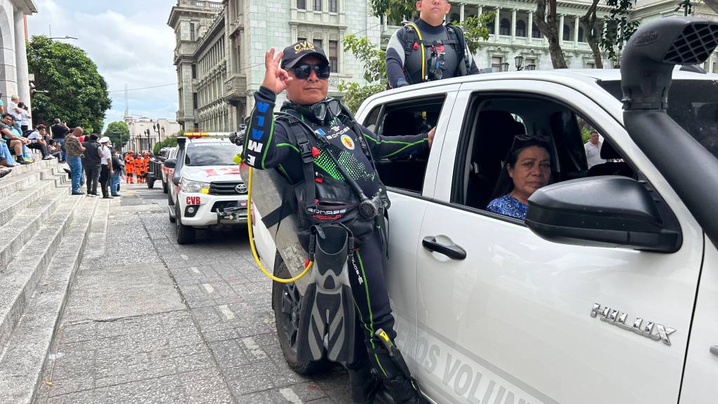 Bomberos Voluntarios celebran desfile por su 75 aniversario | Omar Solis