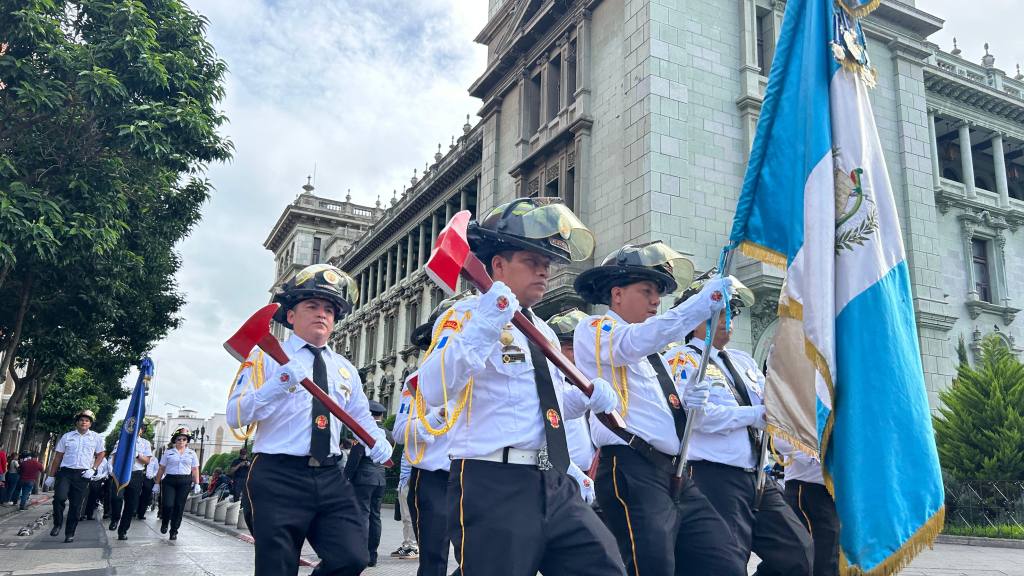 Bomberos Voluntarios celebran desfile por su 75 aniversario | Omar Solis