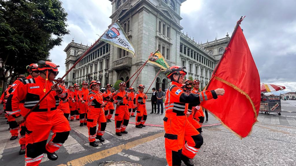 Bomberos Voluntarios celebran desfile por su 75 aniversario | Omar Solis