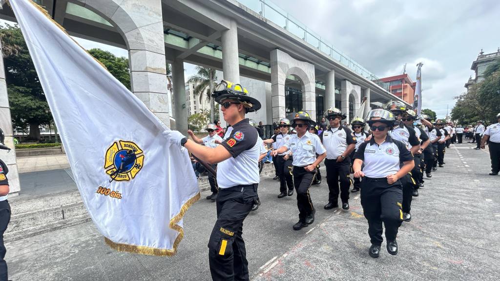 Bomberos Voluntarios celebran desfile por su 75 aniversario | Omar Solis