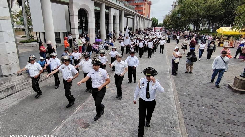 Bomberos Voluntarios celebran desfile por su 75 aniversario | Omar Solis