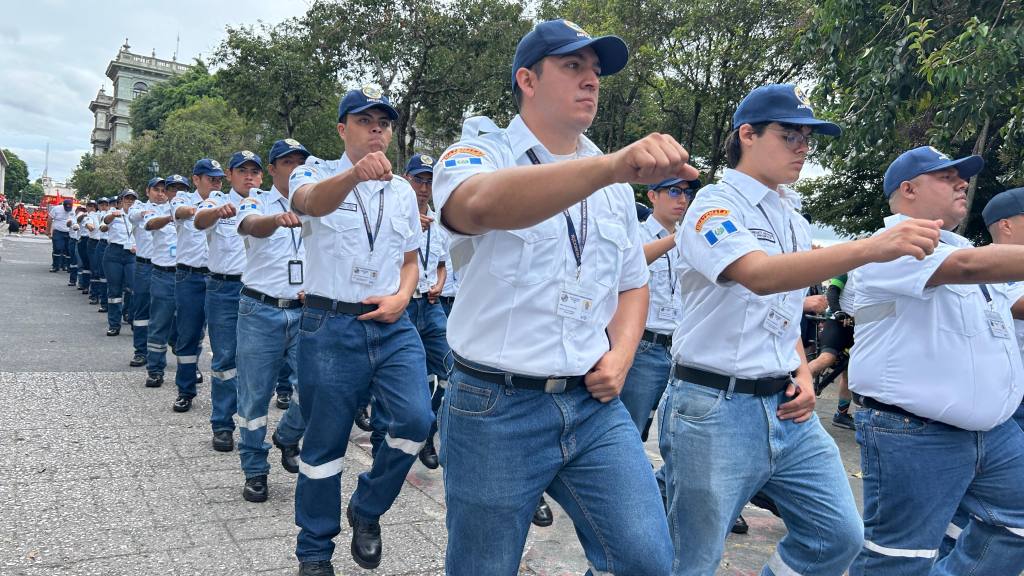 Bomberos Voluntarios celebran desfile por su 75 aniversario | Omar Solis