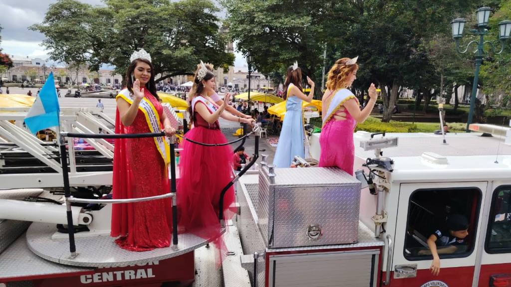 Bomberos Voluntarios celebran desfile por su 75 aniversario | Omar Solis