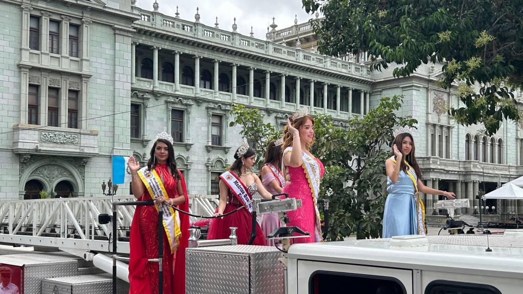 Bomberos Voluntarios celebran desfile por su 75 aniversario | Omar Solis