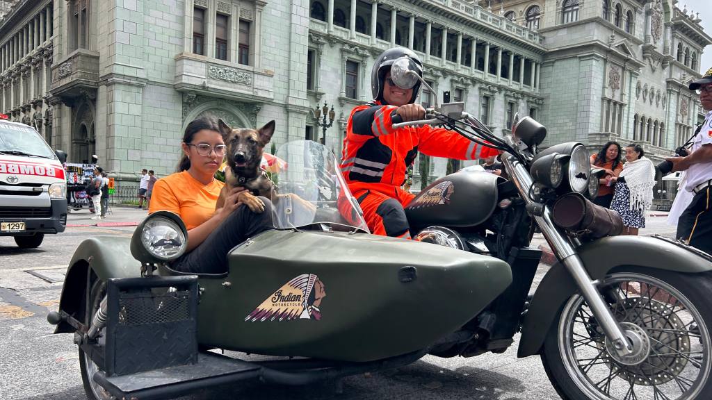 Bomberos Voluntarios celebran desfile por su 75 aniversario | Omar Solis