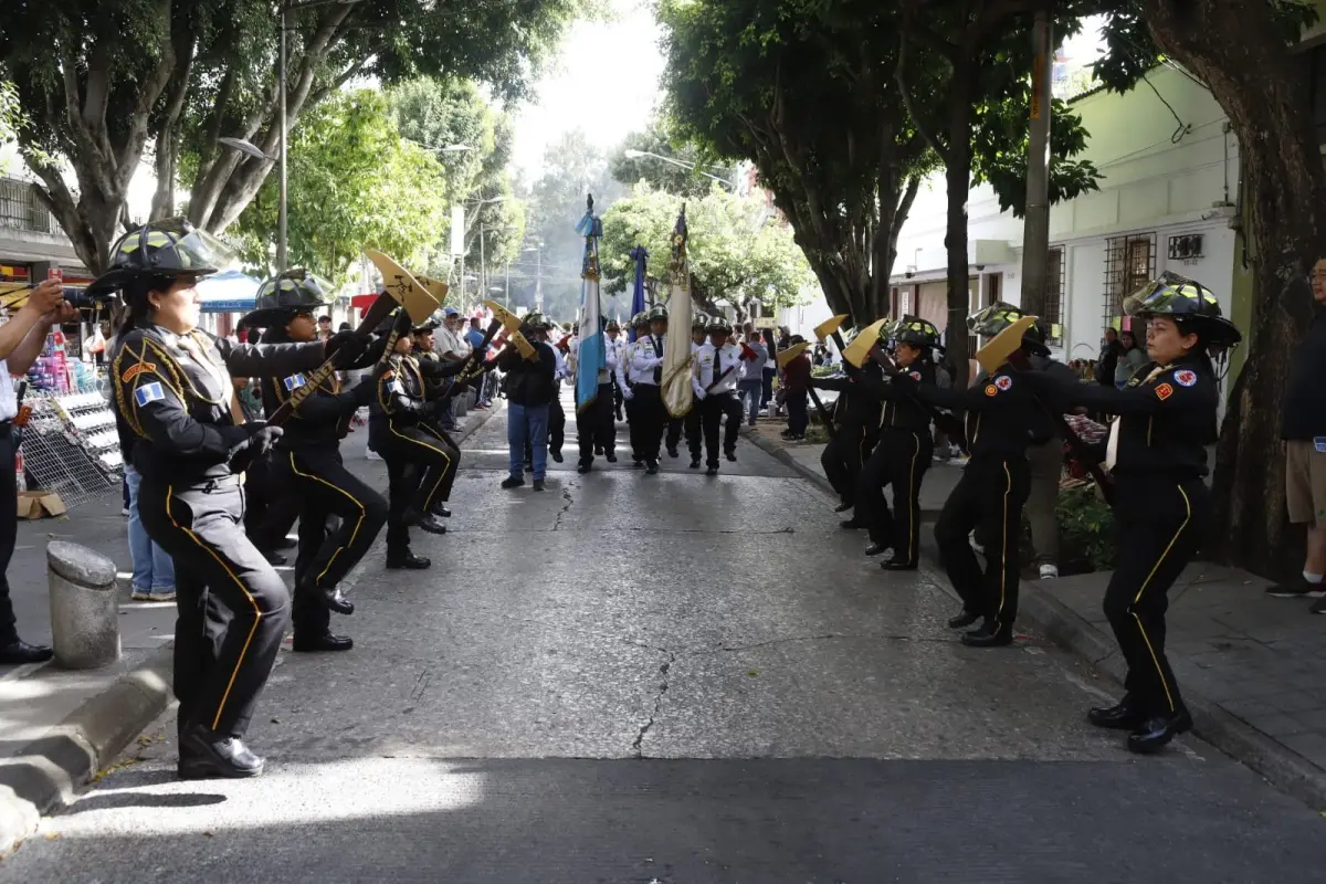 Los Bomberos Voluntarios recorren la 6a. avenida de las zonas 1 y 2 de la Ciudad de Guatemala., Bomberos Voluntarios.