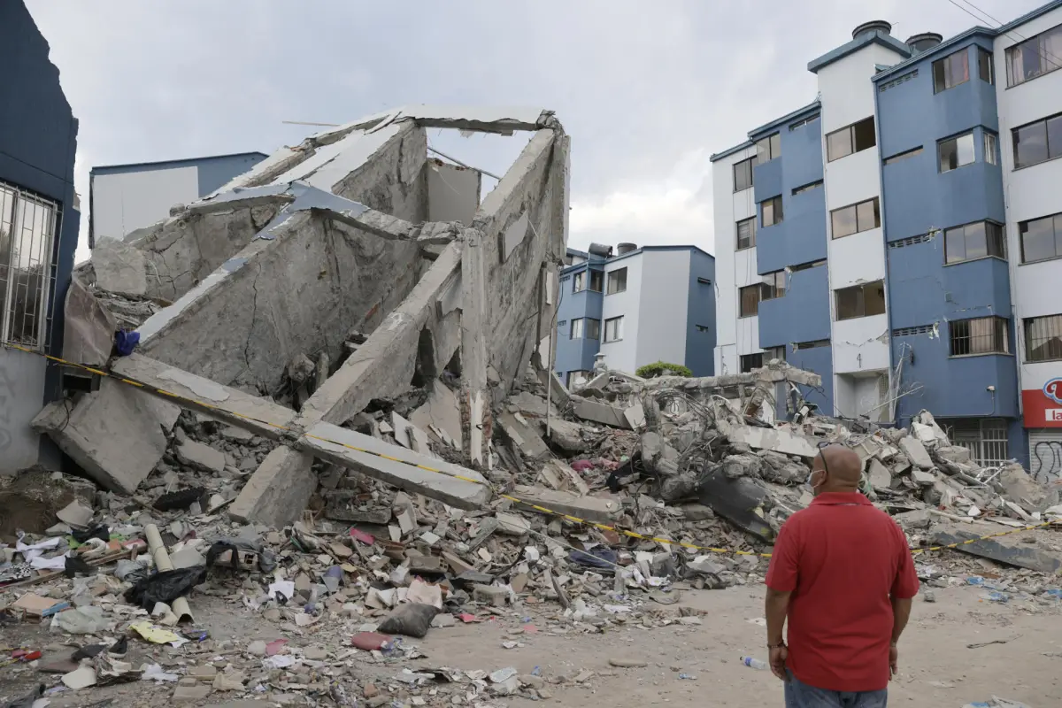 Un hombre observa edificaciones afectadas por el terremoto de magnitud 7,4 en Pereira (Colombia),  EFE/ Carlos Ortega
