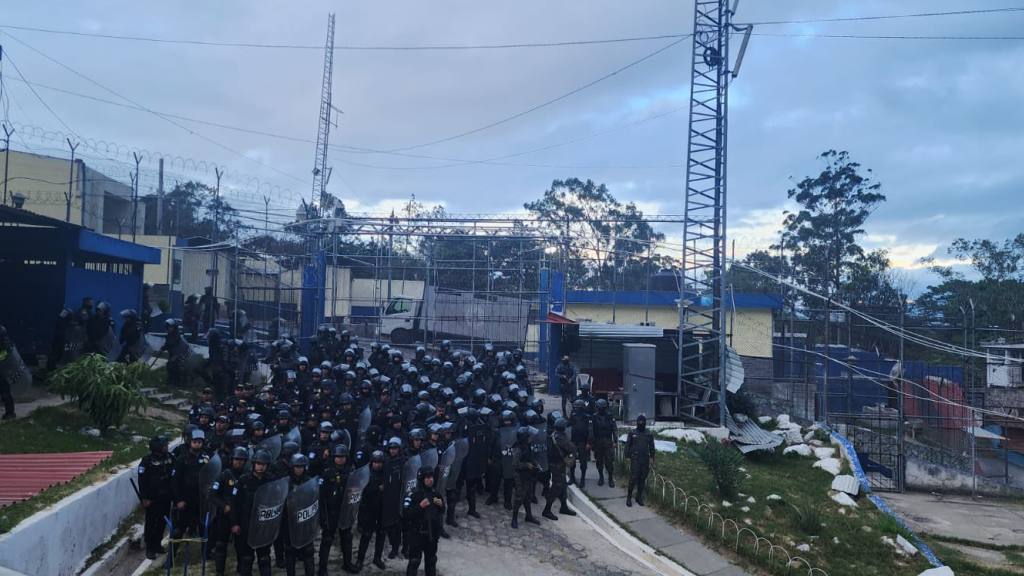 Decomisan varios ilícitos en el Centro Preventivo de la zona 18 | Ejército de Guatemala