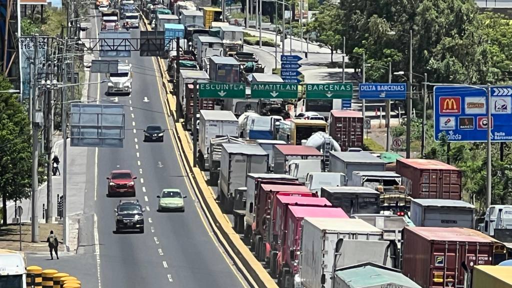 Capitalinos aprovechan feriado haciendo turismo hacia el sur | Dalia Santos