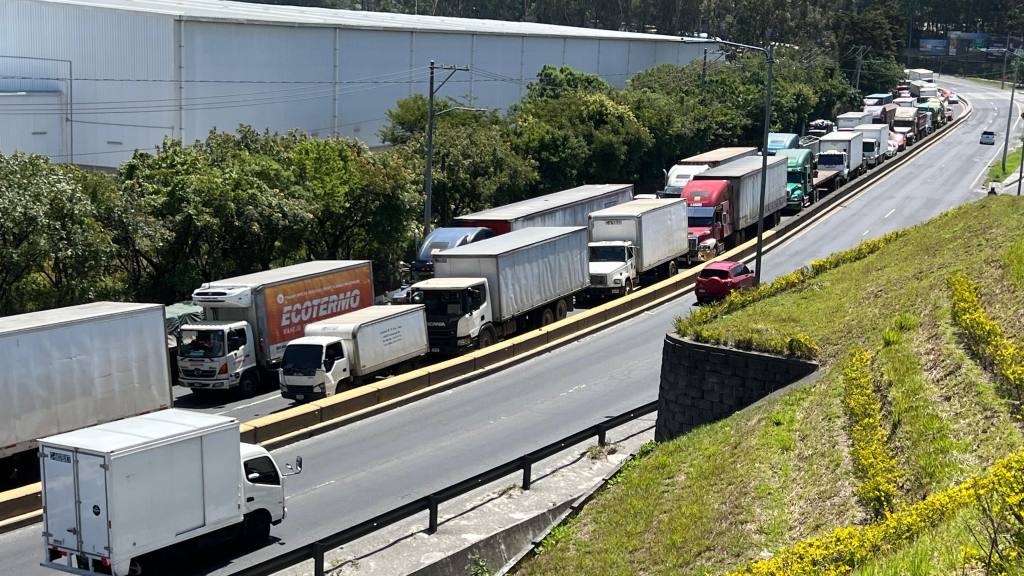 Capitalinos aprovechan feriado haciendo turismo hacia el sur | Dalia Santos