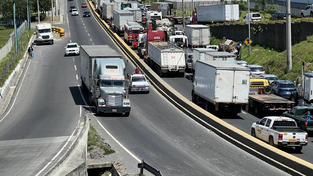 Capitalinos aprovechan feriado haciendo turismo hacia el sur | Dalia Santos