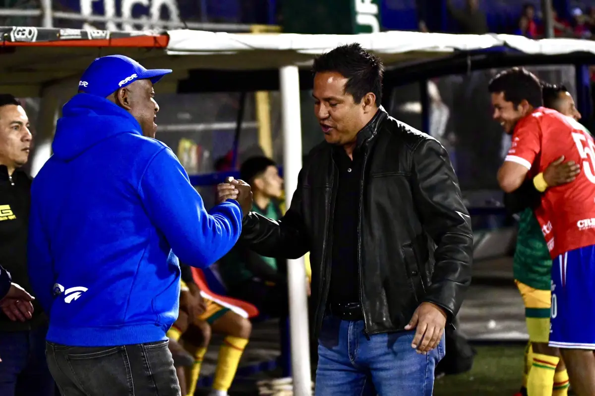 Saludo entre Hernán Medford y Amarini Villatoro en un Xelajú vs. Marquense - Liga Bantrab