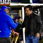 Saludo entre Hernán Medford y Amarini Villatoro en un Xelajú vs. Marquense - Liga Bantrab