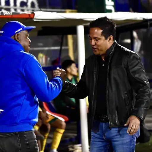 Saludo entre Hernán Medford y Amarini Villatoro en un Xelajú vs. Marquense - Liga Bantrab