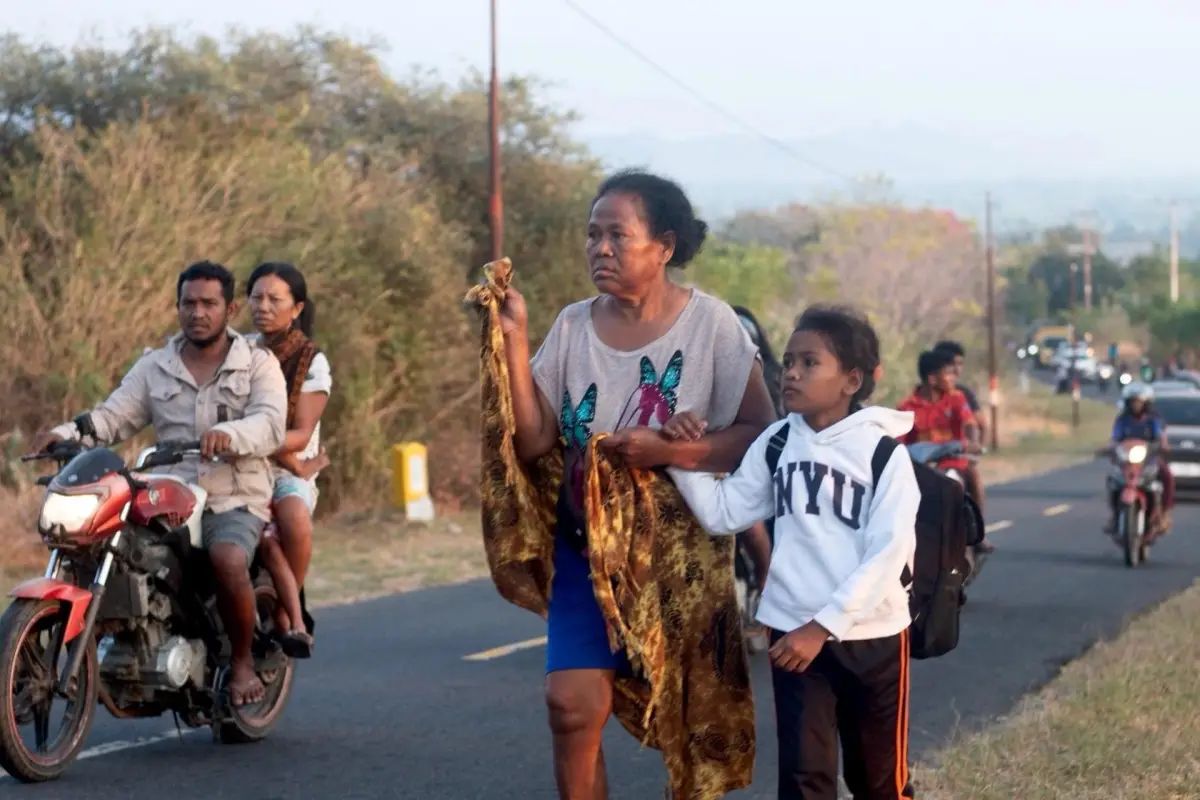MBAY (Indonesia), 15/08/2026, - People flee their homes to higher ground following a 7