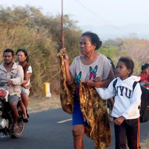 MBAY (Indonesia), 15/08/2026 ,- People flee their homes to higher ground following a 7