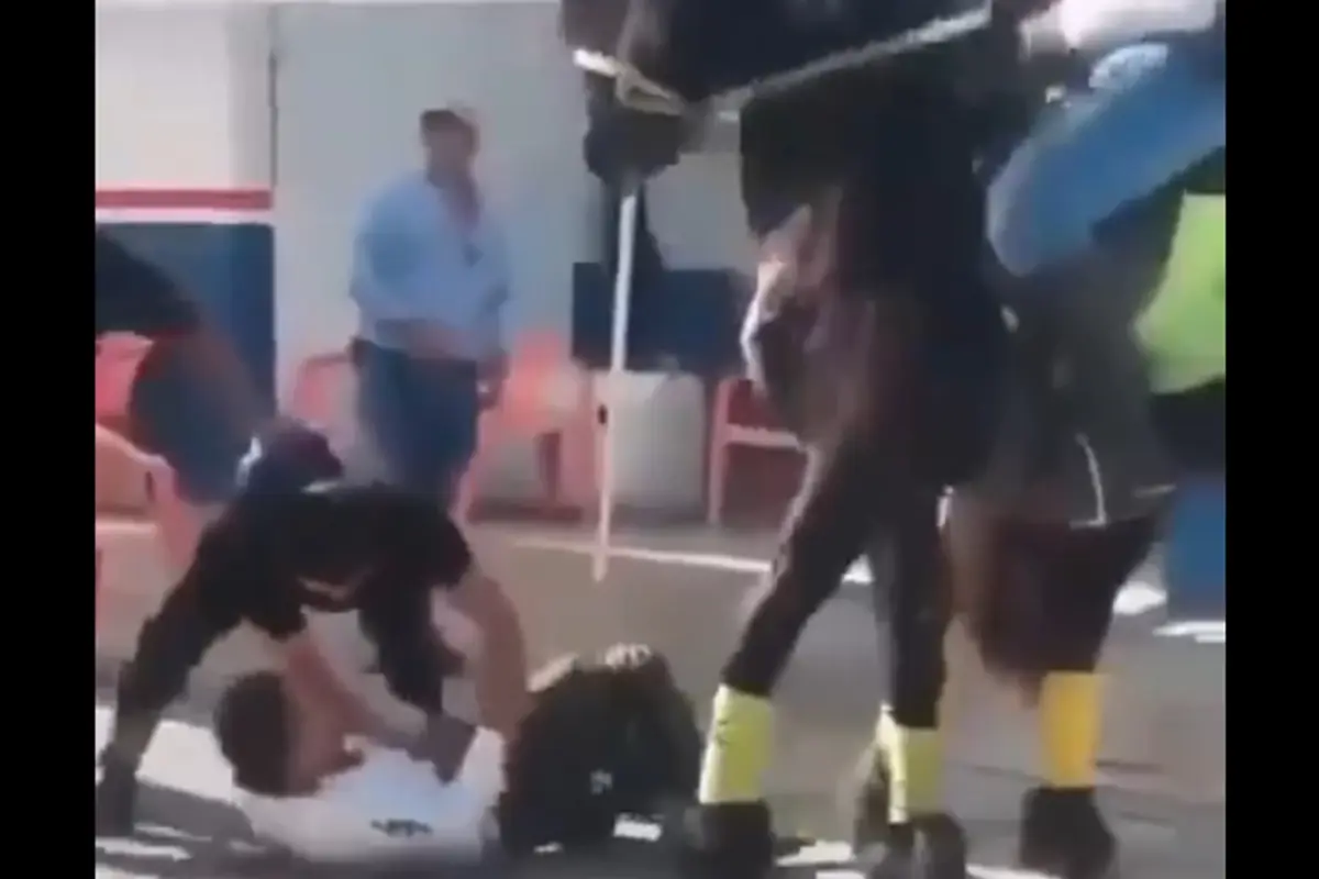 El video muestra un altercado que incluyó armas de fuego en un desfile en Chiquimula., Captura de pantalla.