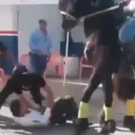 El video muestra un altercado que incluyó armas de fuego en un desfile en Chiquimula. ,Captura de pantalla.